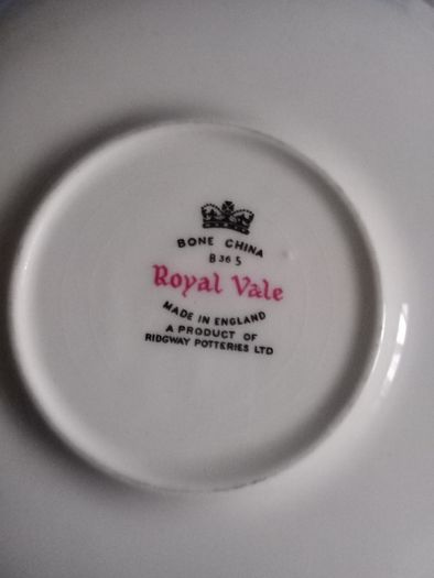 Vintage Royal Vale " Country Cottage". 22 pieces Tea Set, Bone China England.