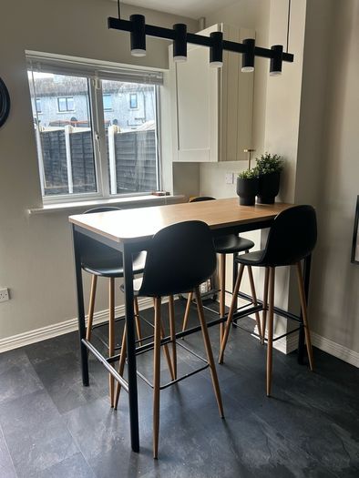 High Bar Table - 4x Leather Stools