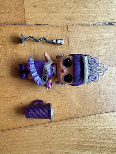 2 LOL dolls