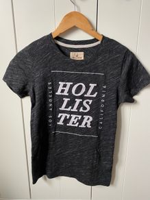 Hollister t-shirt / top for women / ladies in very good condition.  Size: XS.