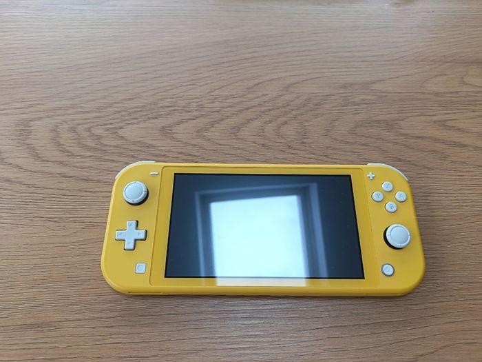 Nintendo Switch Lite (Yellow) + 5 Games + Case
