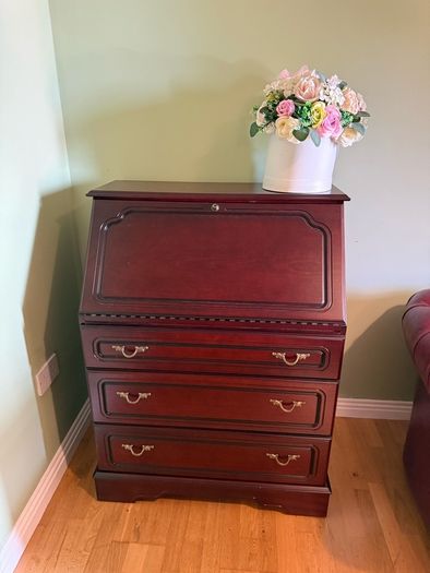 bureau writing desk ( Can deliver for free)