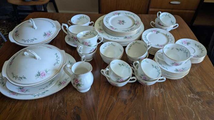 Royal Grafton China Dinner Set (51 pieces)
