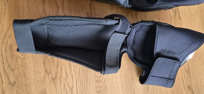 Raven Knee guards