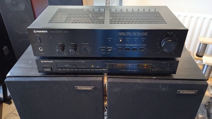 pioneer stereo amplifier and fm radio tuner