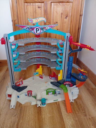 Hot Wheels Ultimate Garage Shark Attack Playset