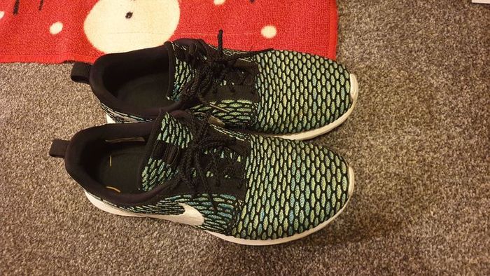 nike green black runners shoes