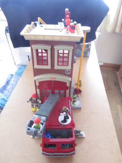Fisher Price Fire Station,Brigade and Figures