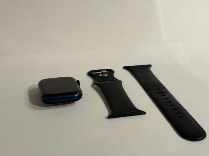 Apple watch series 6, fully working, 3 straps encluded, 2 chargers.