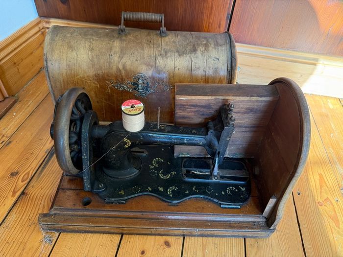 Singer sewing machine - vintage for film set or pub memorabilia