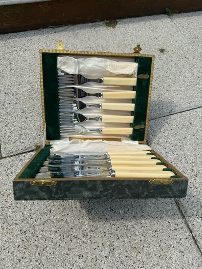 Cased set of fish knives & forks