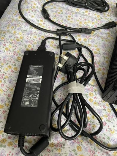 Xbox 360 Bundle with Kinect, 2 Controllers & 13 Games