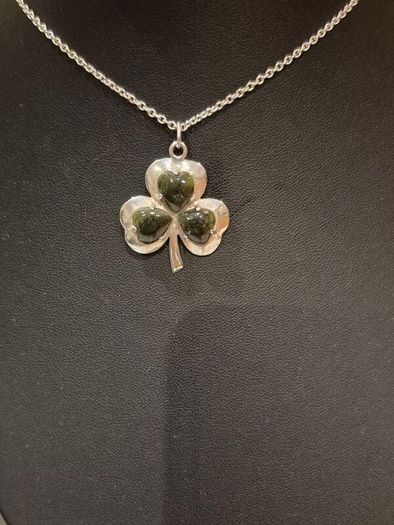 Beautiful vintage sterling silver shamrock necklace with green marble