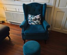 Qeeenann  chair and footstool