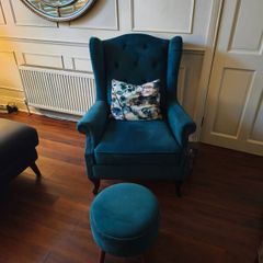 Qeeenann  chair and footstool