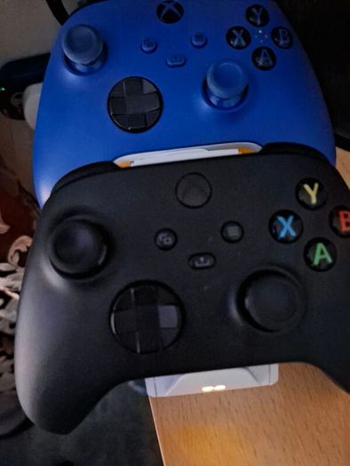 Xbox series. 2 controllers with battery and charger