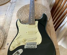 Harley Benton vintage/first runs blackie left handed Strat