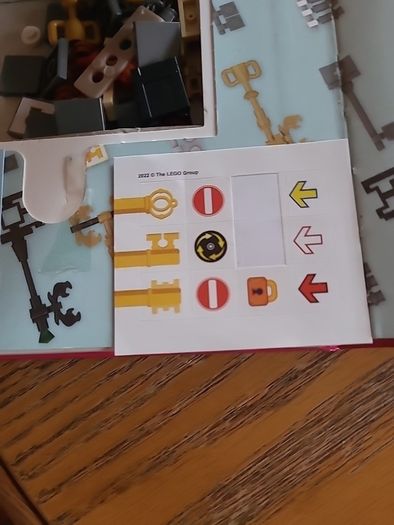 Build Your Own LEGO Escape Room: With 49 LEGO Bricks