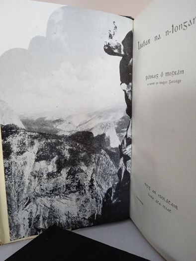 Leabhar na n-iongantas by Richard Haliburton. Translated by Padraig O' Moghrain (HQ153)