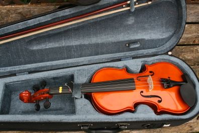 Valencia  1/2 Half Size Student Violin Outfit with Case, Bow