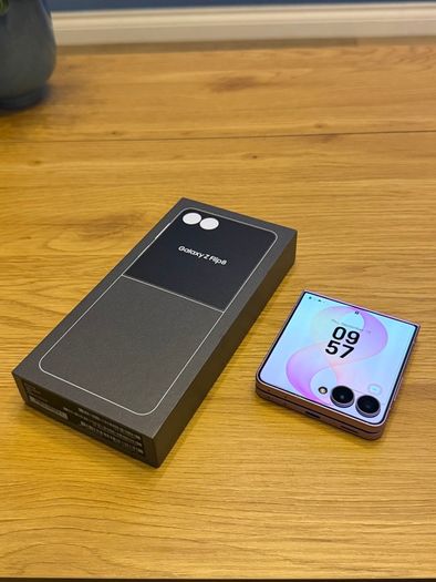 Samsung Galaxy Z Flip8 - 256GB - Excellent condition
