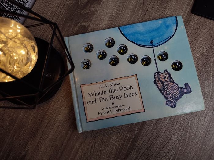 Winnie the Pooh and Ten Busy Bees ! Hardcover ! 2002 ! by Egmont Books !
