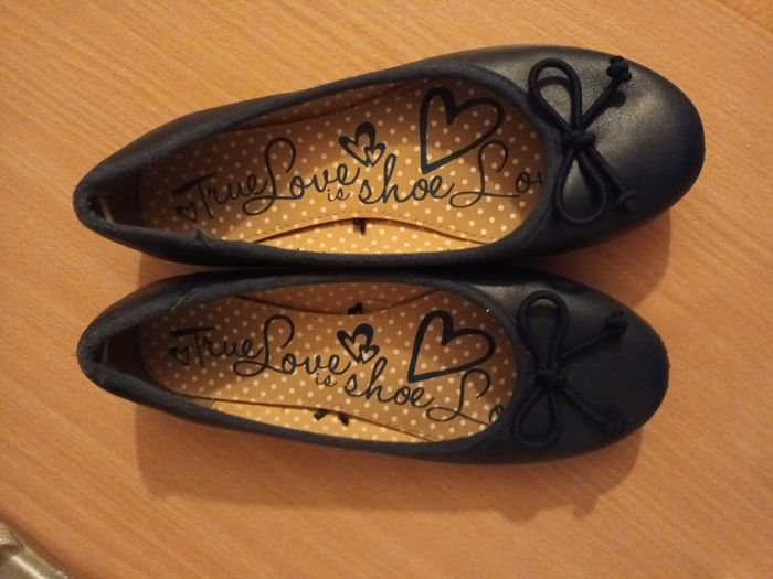 Girl's shoes, size 2