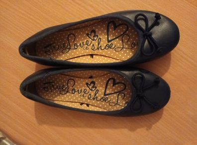 Girl's shoes, size 2