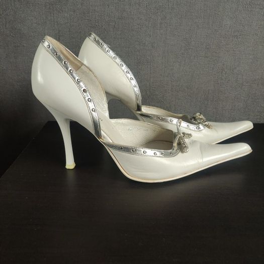 White high heels, size 6