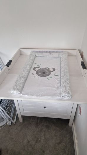 Changing unit with drawers