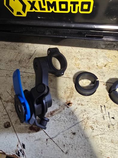 Quadlock with damper