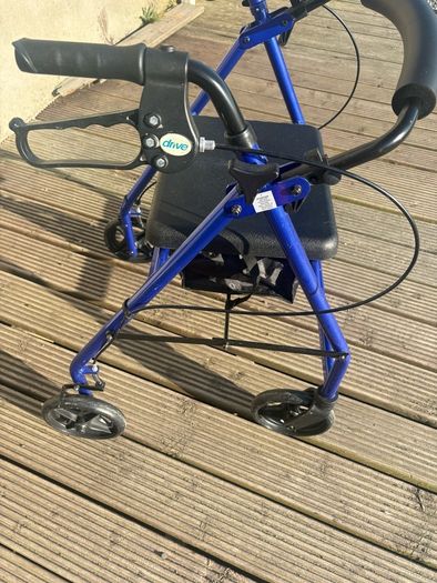 4 Wheeled Rollator with Seat - De Vilbias