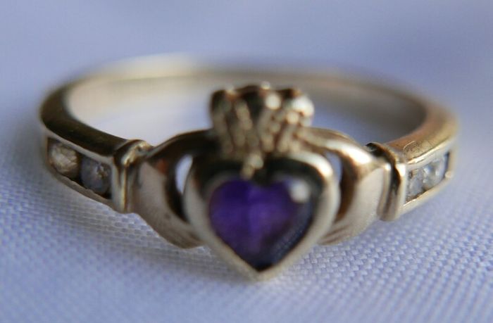 Vintage 9Ct Yellow Gold 375 Amethyst Claddagh Ring size K  1,83g