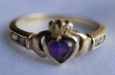 Vintage 9Ct Yellow Gold 375 Amethyst Claddagh Ring size K  1,83g