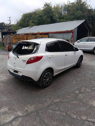 Breaking Mazda damio 2013 petrol