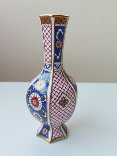 Aynsley "Imperial" fine bone china vase with 22 karat gold accents  height 16cm