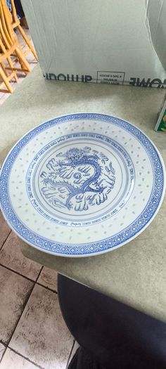 4 different ietms -1- Jingdezhen Porcelain 101/4 -inch Dragon Rice Grain Luncheon Plate - Vintage Blue and White Chinese Design is slieght chip at the edge 15.00 euro.2- Vintage Japanese octagonal porcelain bowl, commonly crafted in the traditional Arita 