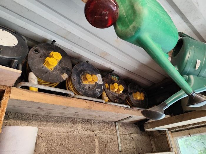 4 no 110v extension leads
