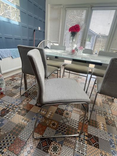table & chairs