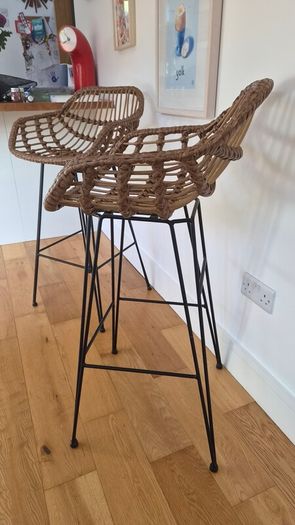 2 bar stools