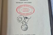 Magic In The Air.  By Dorathy Ann Lovell.  Illustrated By Shirley Hughes. 1952 Hardback In Fair Condition.  See Photos For Same.