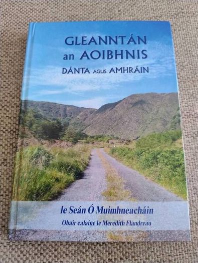 Gleanntan an Aoibhnis Danta agus Amhrain le Sean O Muimhneacain 2011 signed by the author plus 2 CDs included see photos FREE STANDARD POSTAGE INCLUDED