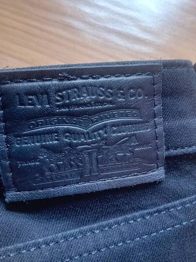 ladies jeans. LEVIS size 28