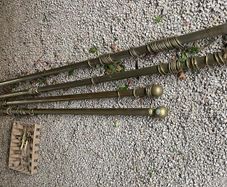 4 brass curtain poles and fittings, D18