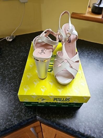 Ladies sandals