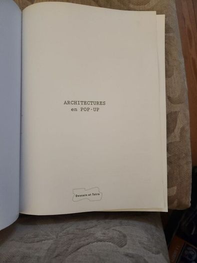 Architectures En Pop-up. 24 Cartes Detachables A Mettre En Volume. Large Volume Paperback  In Good Condition.