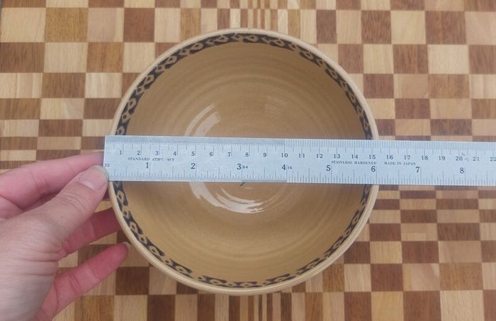 Beautiful Nicholas Mosse Medium Bowl in the Popular but Discontinued Kilfane Rose Pattern, Circa 1996-2004