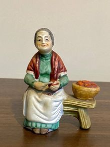 Vintage Capodimonte Figurine Old Lady Peeling Apples While Sitting On Bench