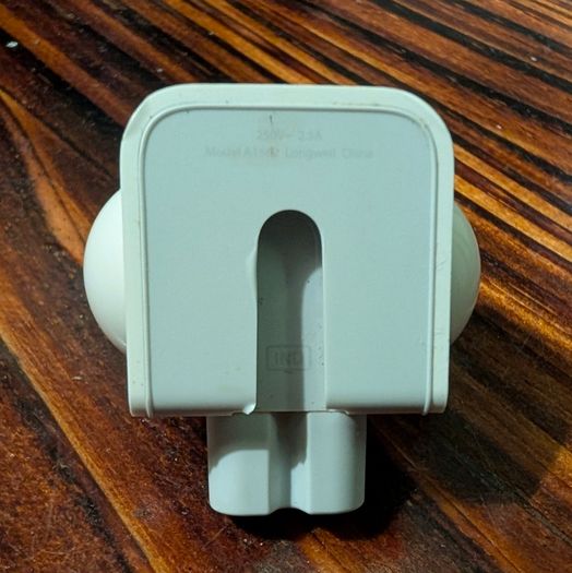 genuine apple India Dickhead adapter ( type D plug )