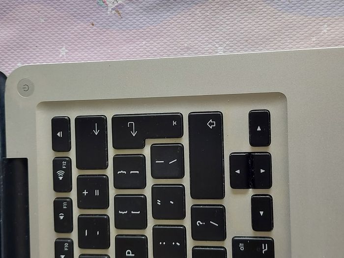 Apple MacBook Pro, 13 inch, Mid 2010, 4GB Ram, 500GB HDD, Ready for reinstalling High Sierra, excellent Battery and very good cosmetic condition